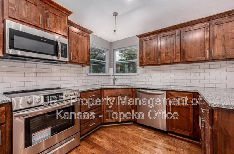 House for rent at 4766 Lakecrest Dr, Shawnee, KS 66218