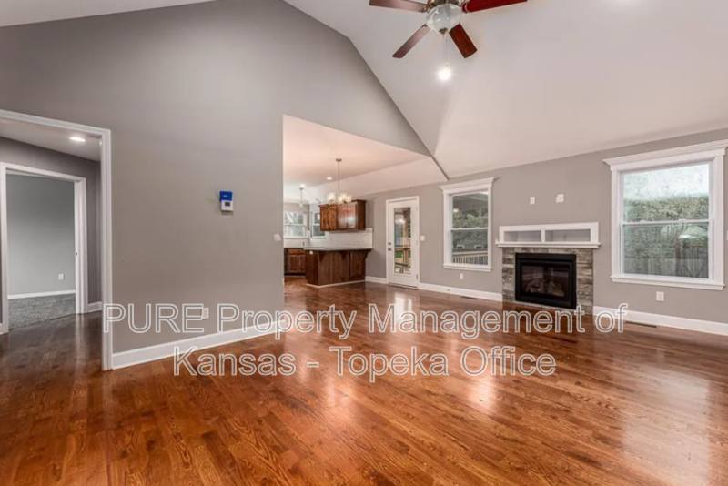 House for rent at 4766 Lakecrest Dr, Shawnee, KS 66218