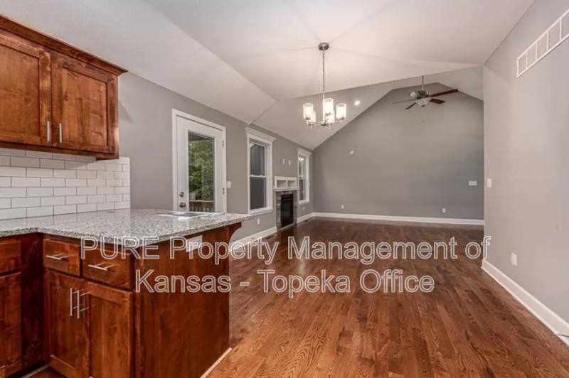 House for rent at 4766 Lakecrest Dr, Shawnee, KS 66218