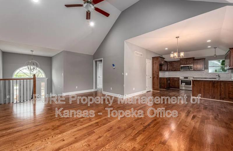 House for rent at 4766 Lakecrest Dr, Shawnee, KS 66218