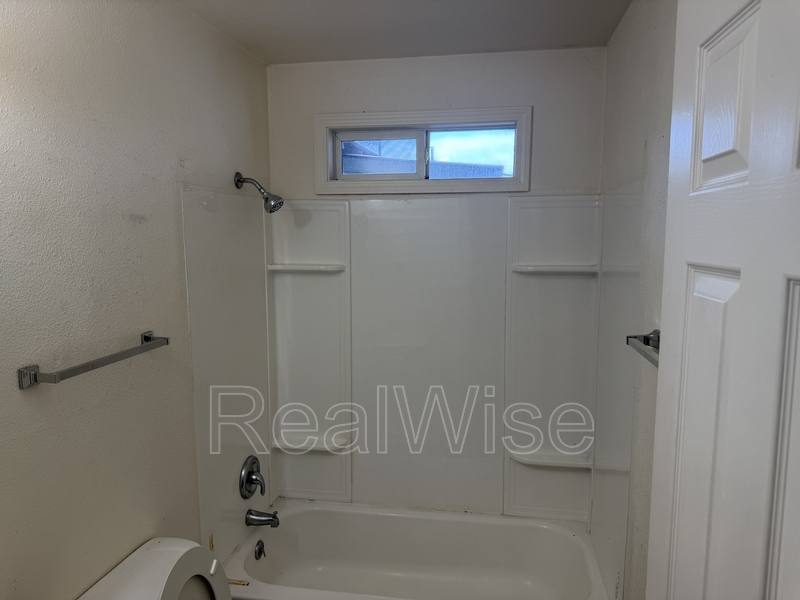 Apartment for rent at 716 SE 9th St, Grants Pass, OR 97526