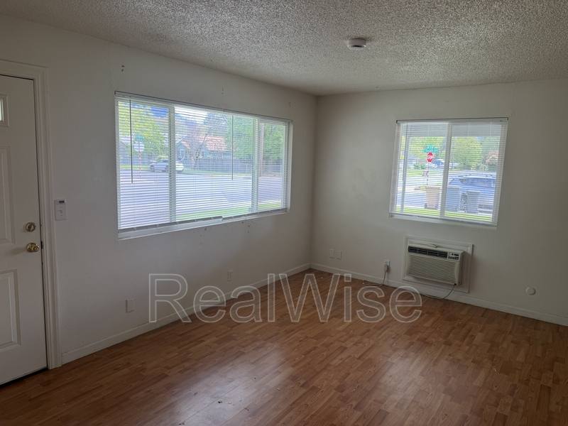Apartment for rent at 716 SE 9th St, Grants Pass, OR 97526