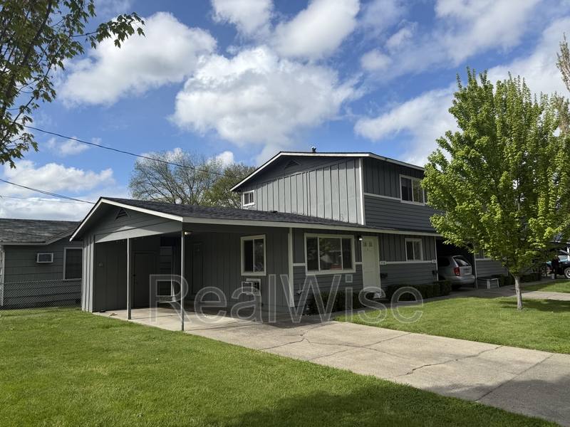 Apartment for rent at 716 SE 9th St, Grants Pass, OR 97526