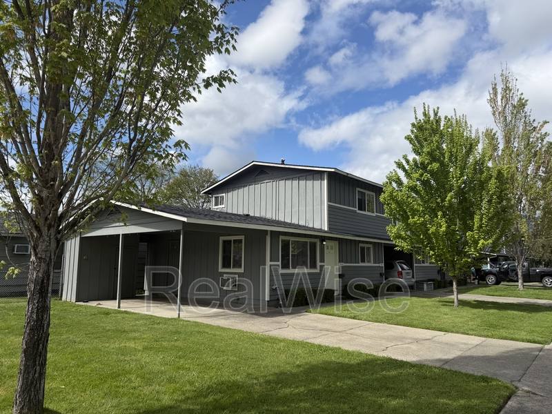 Apartment for rent at 716 SE 9th St, Grants Pass, OR 97526
