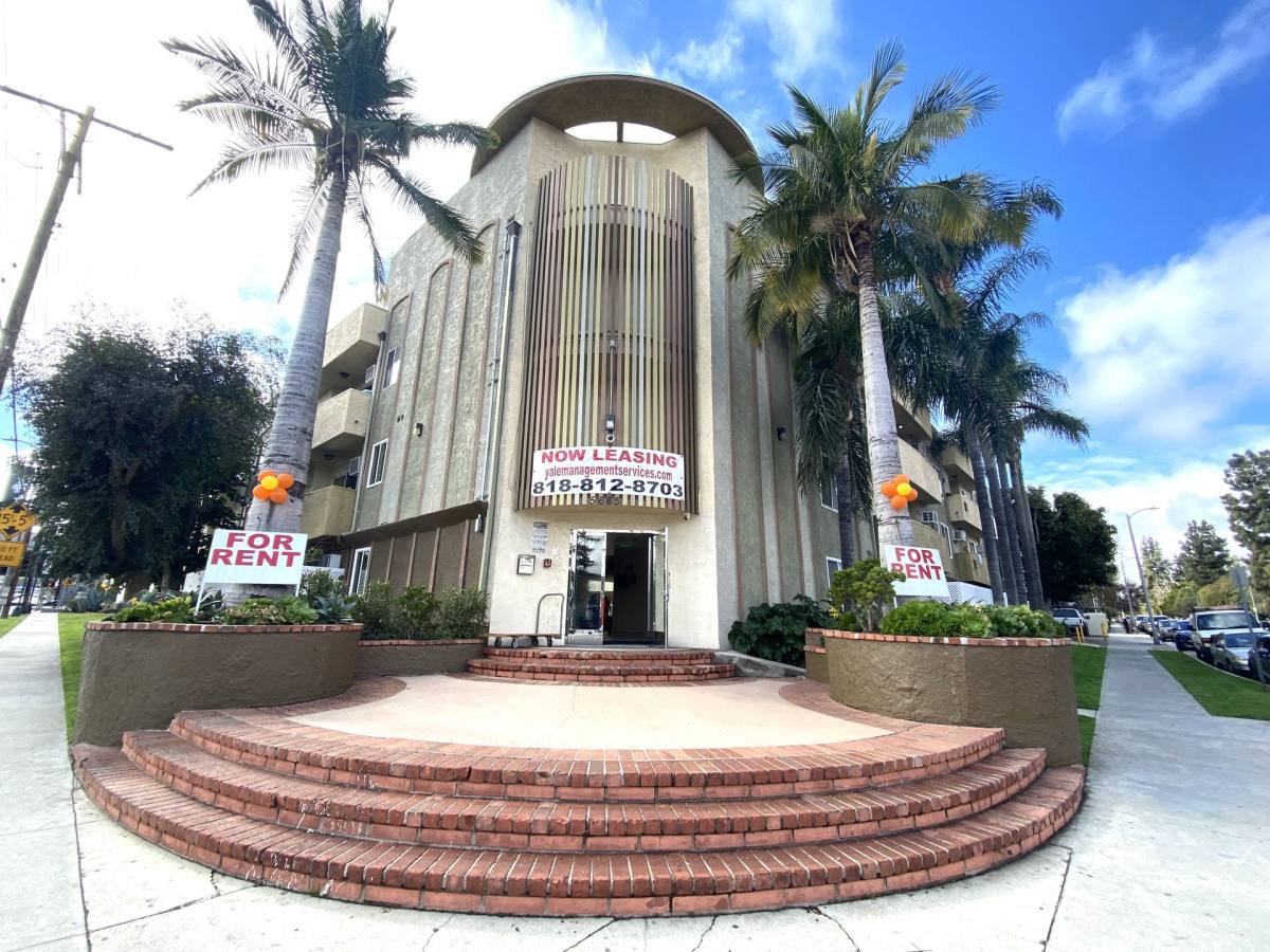 Apartment for rent at 5665 Reseda Blvd, Tarzana, CA 91356