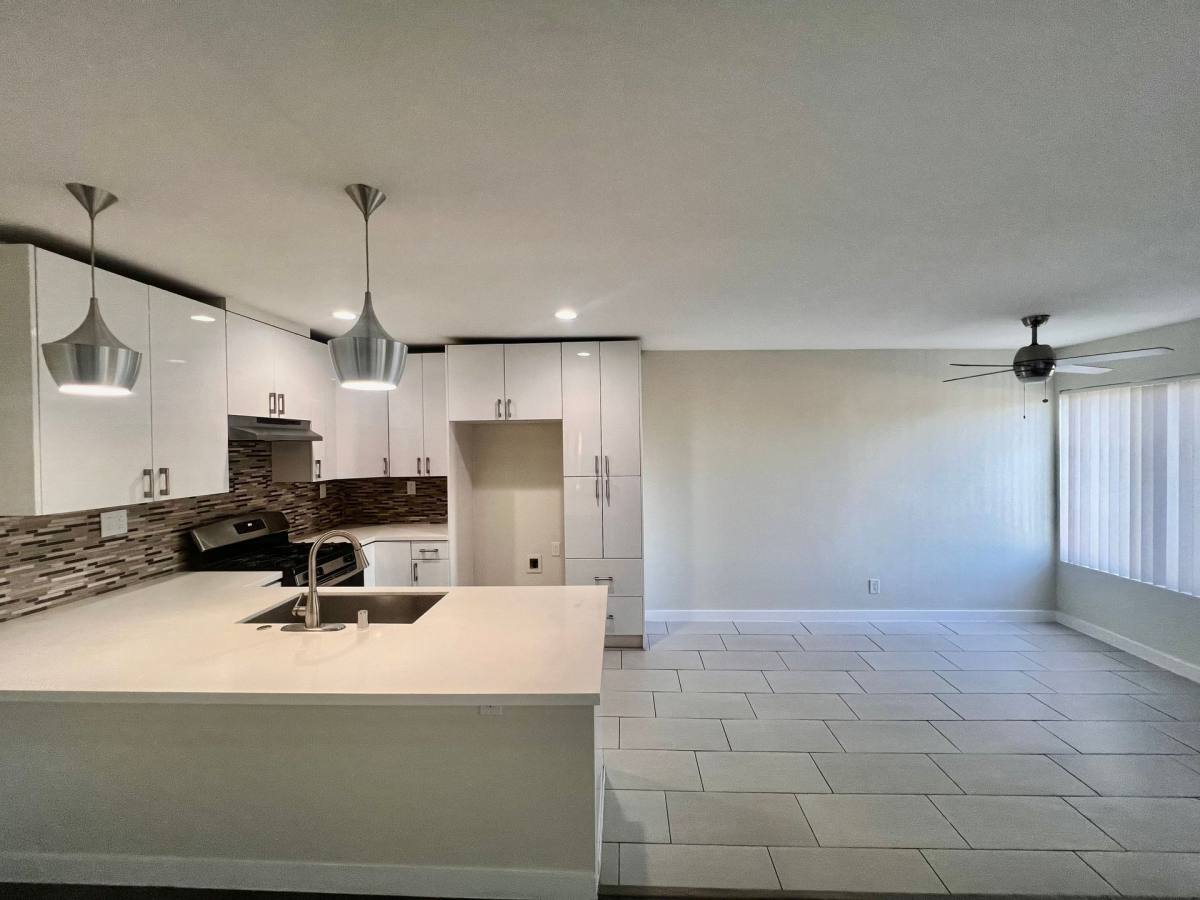 Apartment for rent at 5665 Reseda Blvd, Tarzana, CA 91356