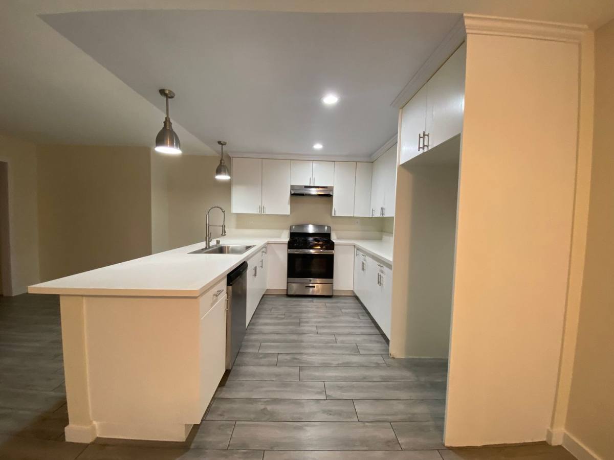Apartment for rent at 5665 Reseda Blvd, Tarzana, CA 91356
