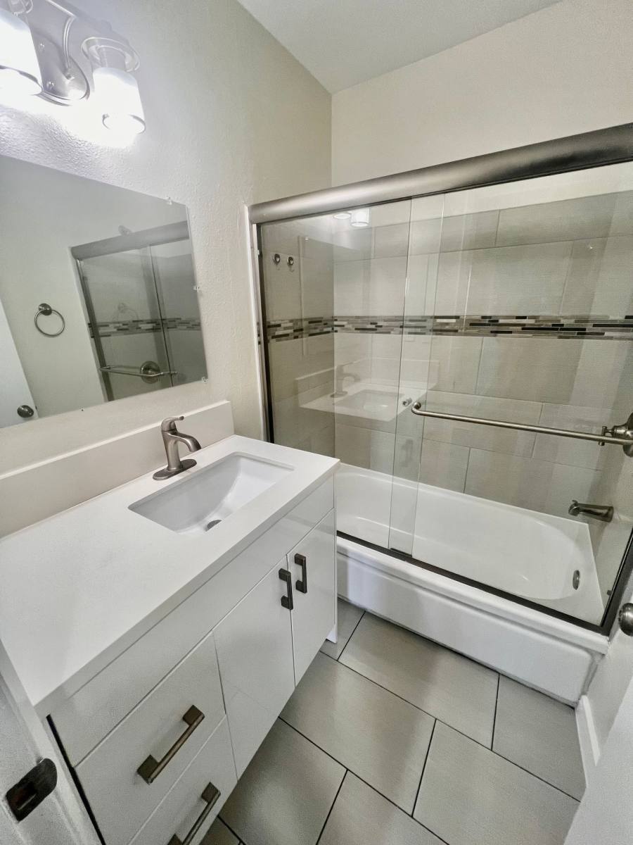 Apartment for rent at 5665 Reseda Blvd, Tarzana, CA 91356