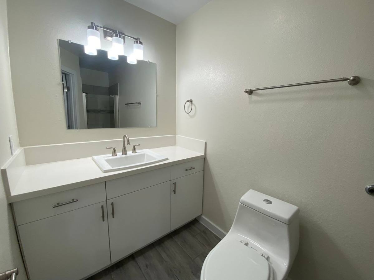 Apartment for rent at 5665 Reseda Blvd, Tarzana, CA 91356