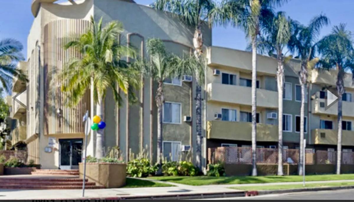 Apartment for rent at 5665 Reseda Blvd, Tarzana, CA 91356