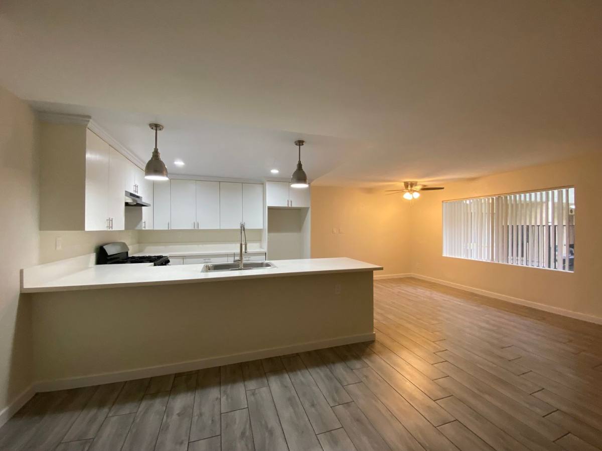 Apartment for rent at 5665 Reseda Blvd, Tarzana, CA 91356