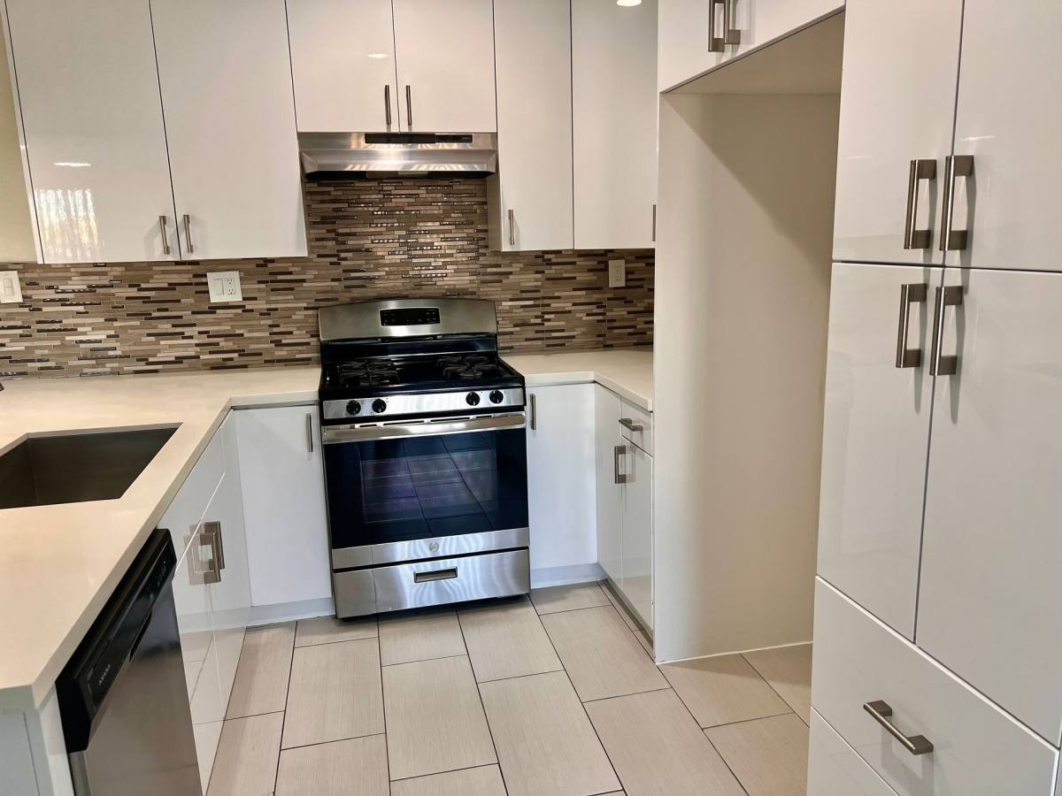 Apartment for rent at 5665 Reseda Blvd, Tarzana, CA 91356