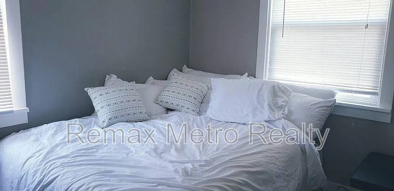 Apartment for rent at 533 11th Ave E #2, Seattle, WA 98102