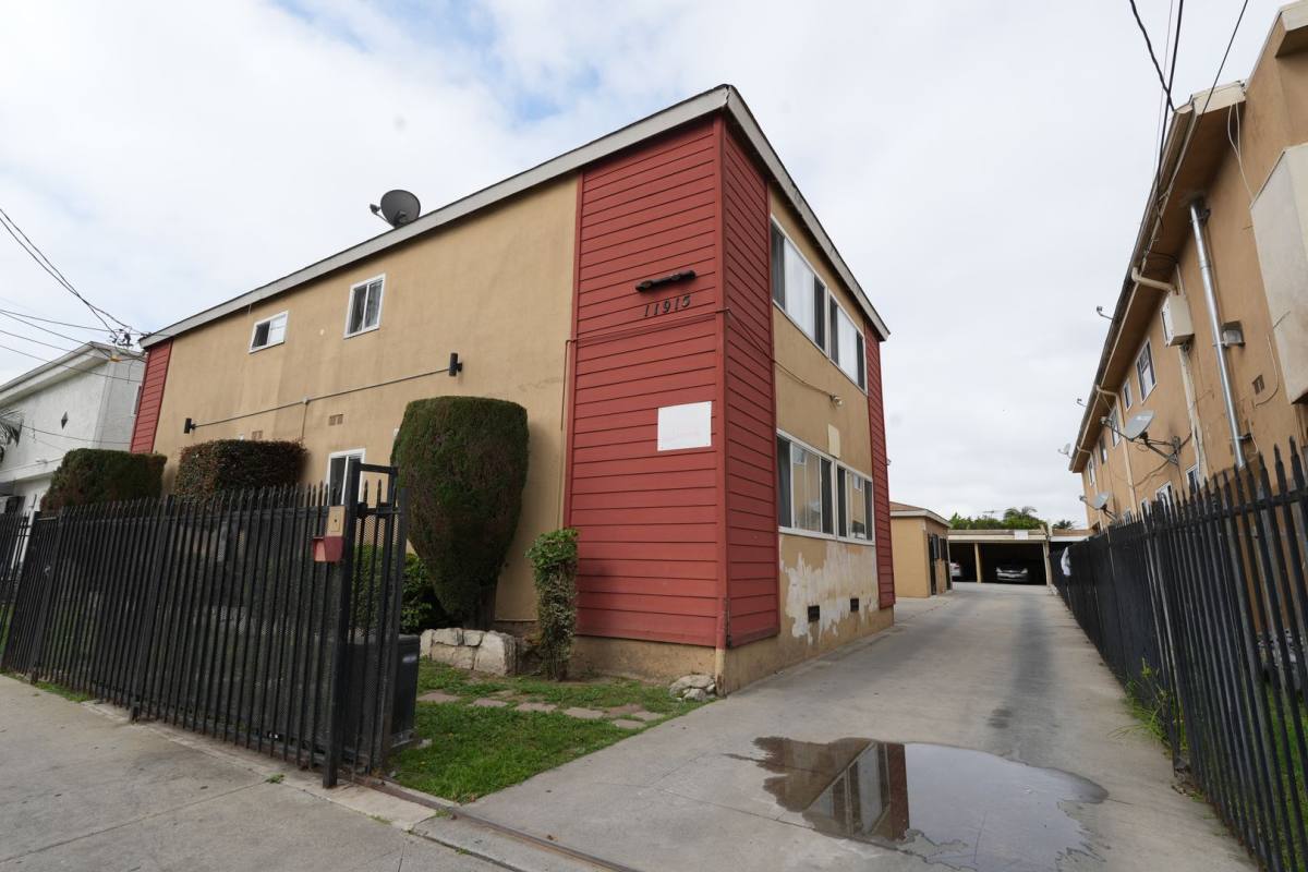 Apartment for rent at 11915 Manor Dr, Hawthorne, CA 90250