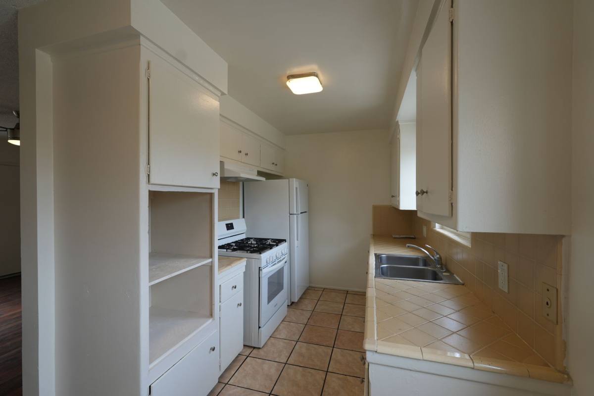 Apartment for rent at 11915 Manor Dr, Hawthorne, CA 90250
