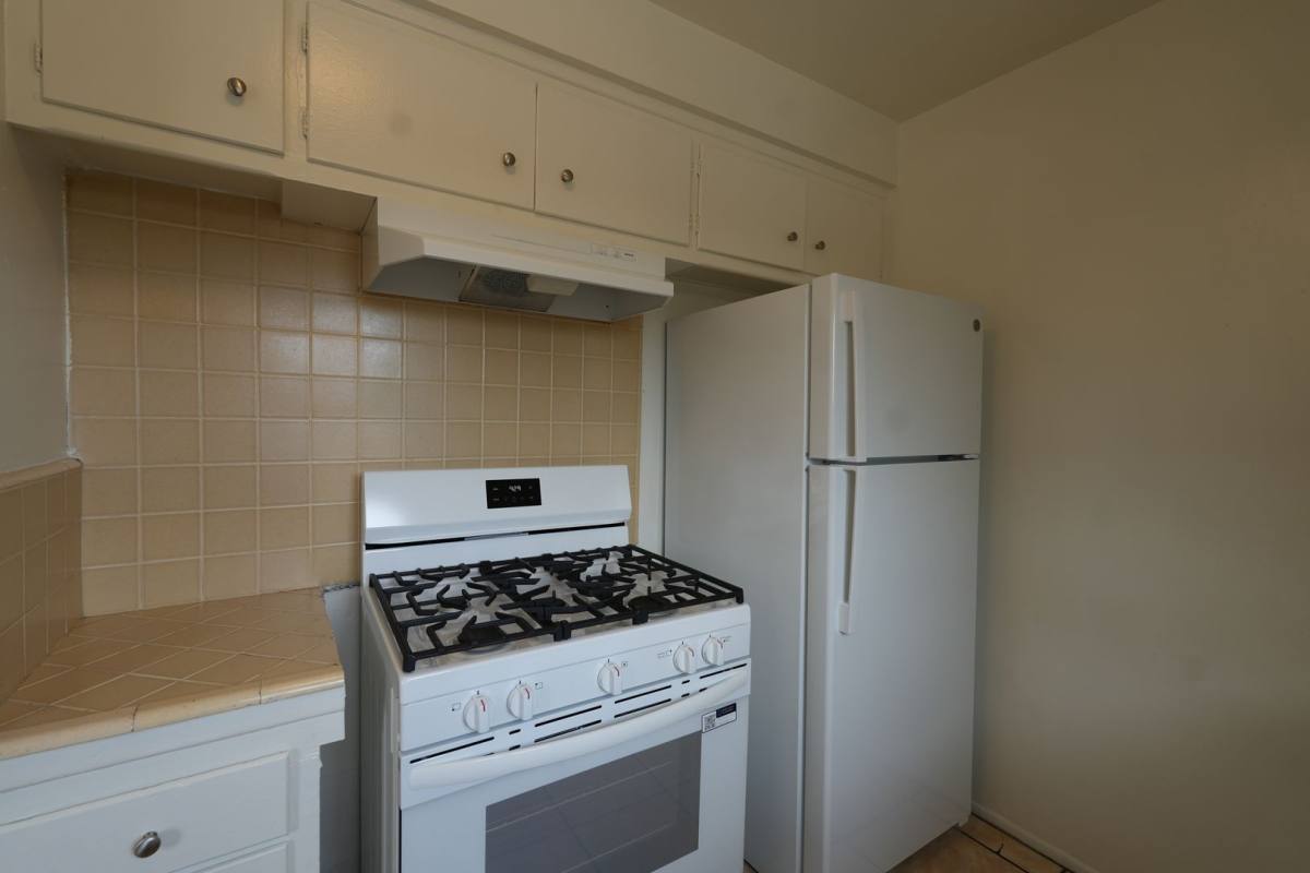 Apartment for rent at 11915 Manor Dr, Hawthorne, CA 90250