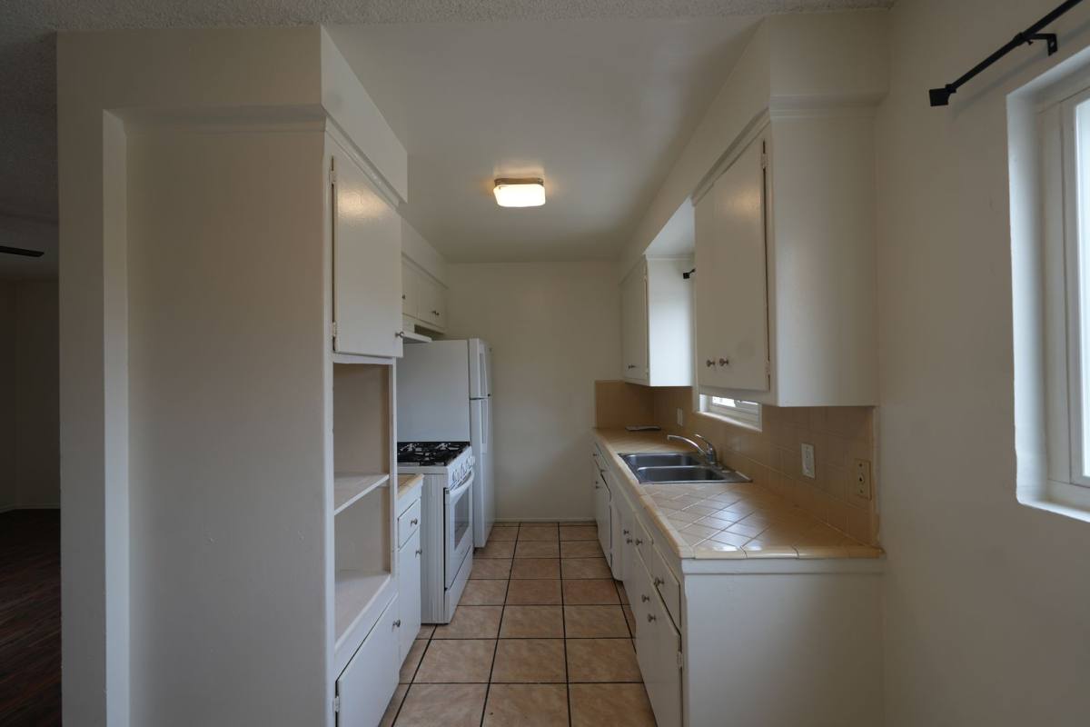 Apartment for rent at 11915 Manor Dr, Hawthorne, CA 90250