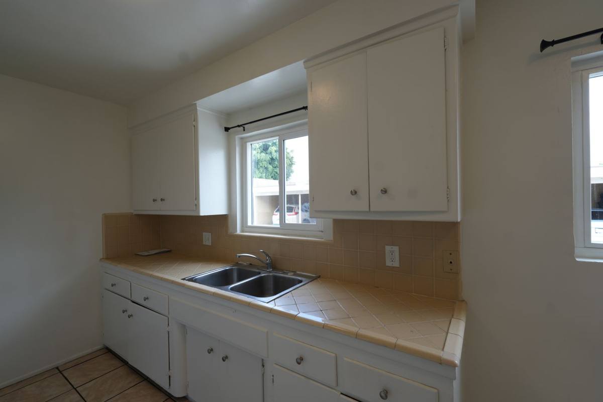 Apartment for rent at 11915 Manor Dr, Hawthorne, CA 90250