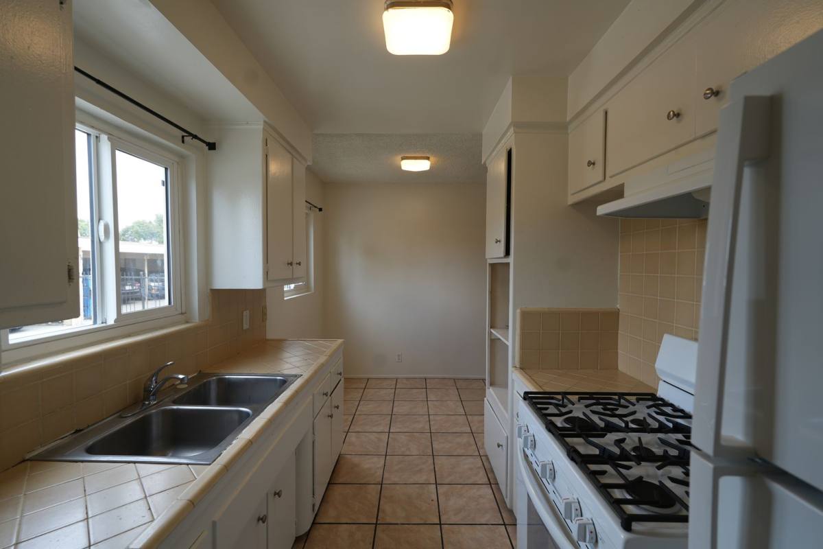 Apartment for rent at 11915 Manor Dr, Hawthorne, CA 90250