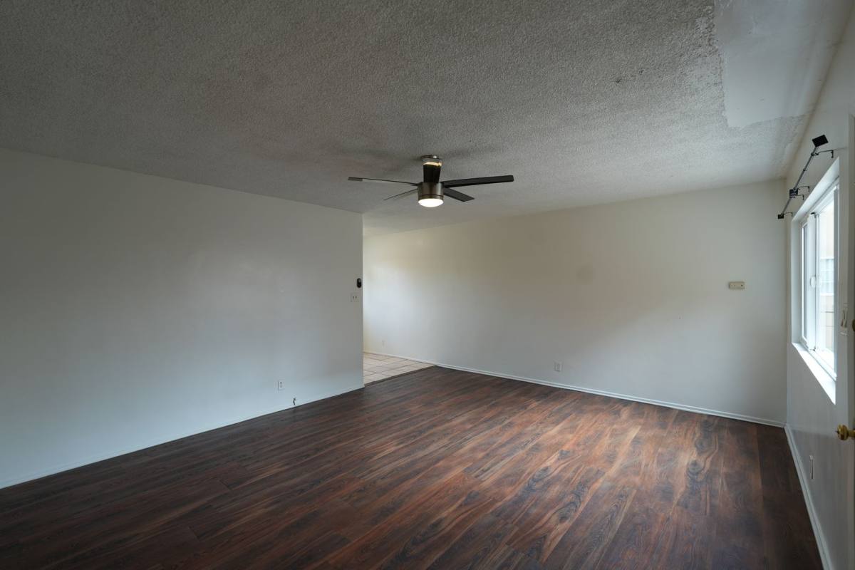 Apartment for rent at 11915 Manor Dr, Hawthorne, CA 90250