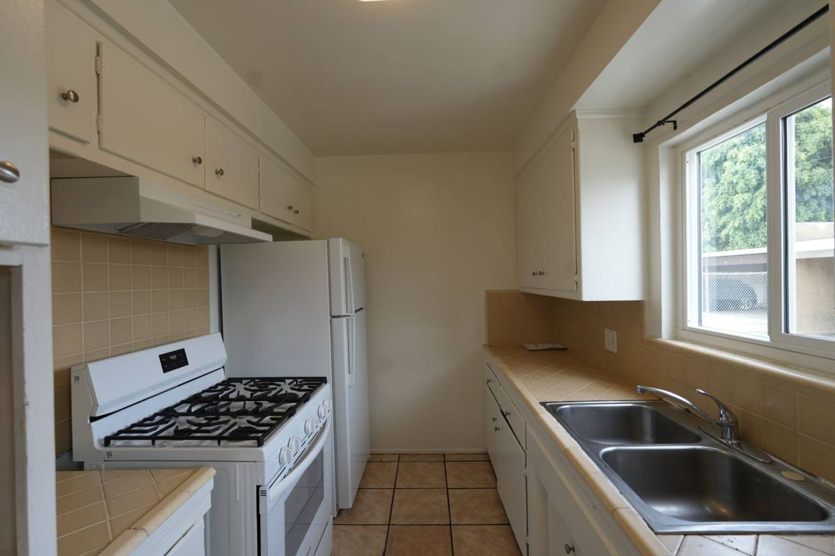 Apartment for rent at 11915 Manor Dr, Hawthorne, CA 90250