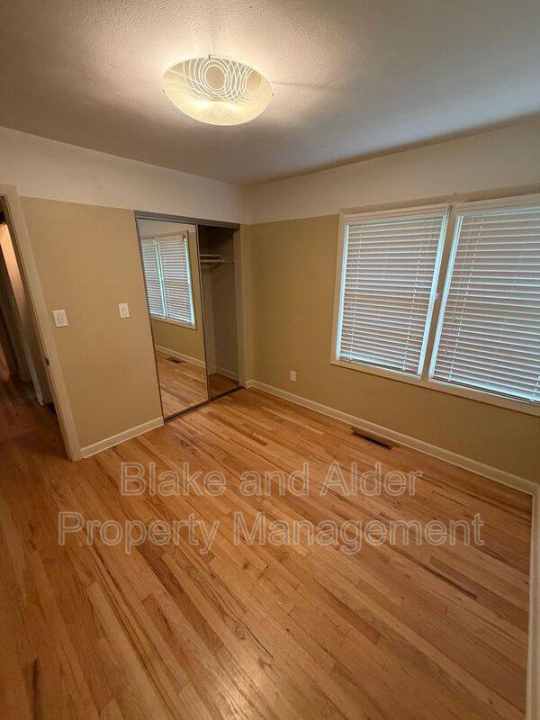 House for rent at 5226 SE Clinton St, Portland, OR 97206