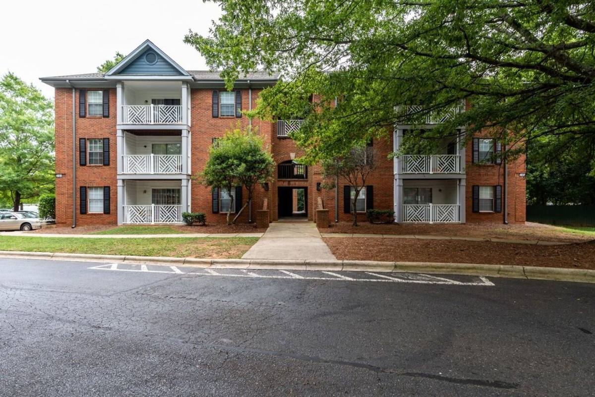 Apartment for rent at 4701 Sharon Oaks, Charlotte, NC 28212