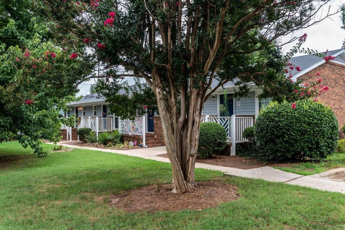 Apartment for rent at 4701 Sharon Oaks, Charlotte, NC 28212