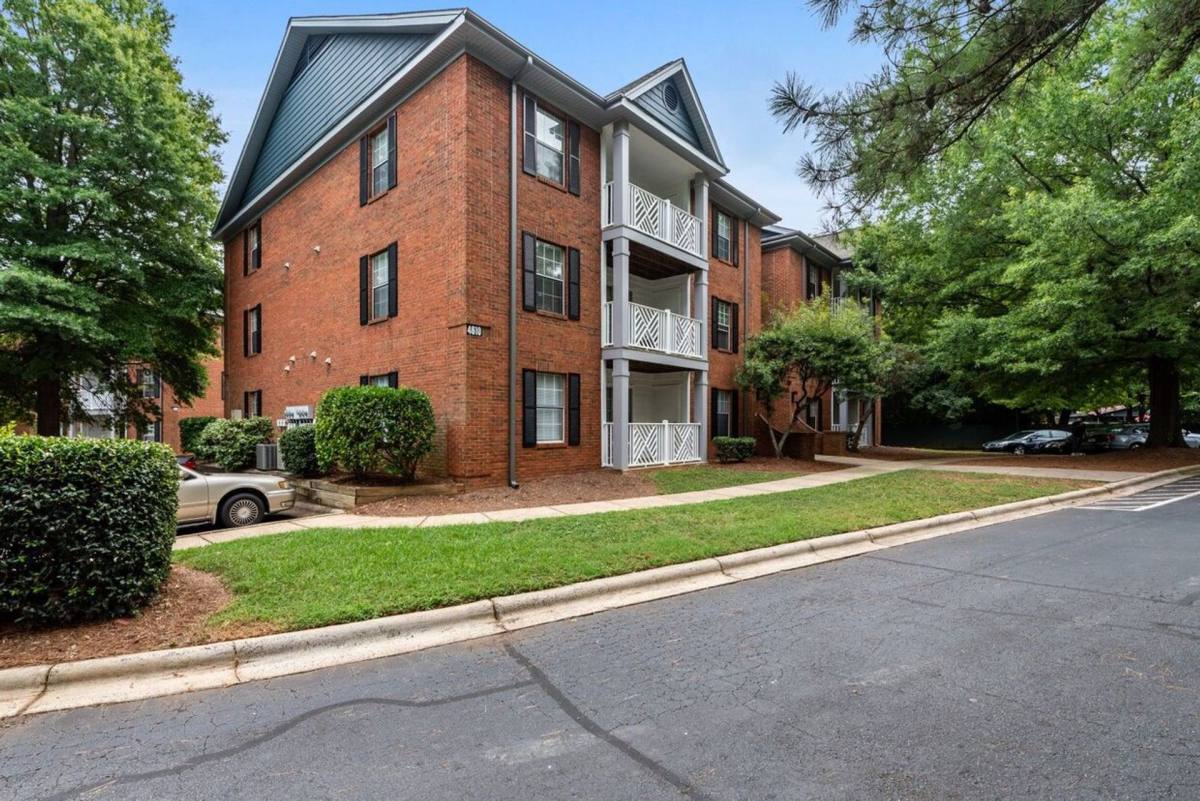 Apartment for rent at 4701 Sharon Oaks, Charlotte, NC 28212