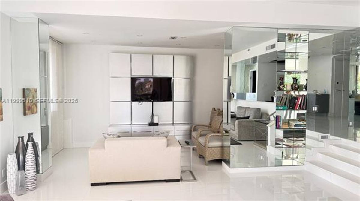Townhouse for rent at 19707 Turnberry Way Th-6, Miami, FL 33180