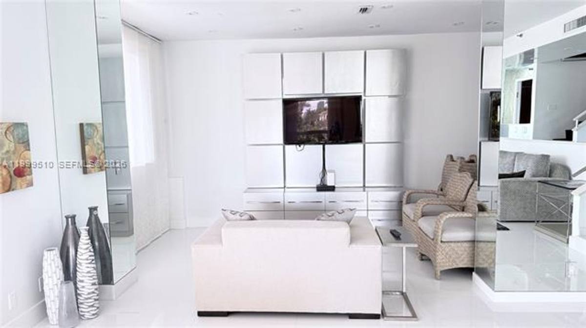 Townhouse for rent at 19707 Turnberry Way Th-6, Miami, FL 33180