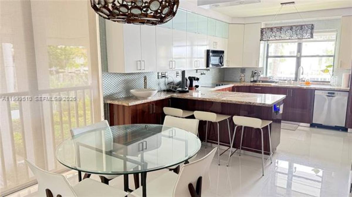 Townhouse for rent at 19707 Turnberry Way Th-6, Miami, FL 33180