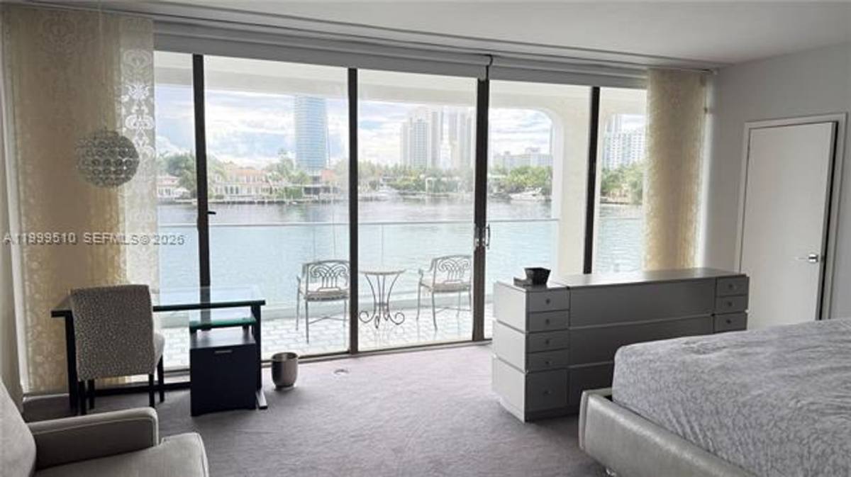 Townhouse for rent at 19707 Turnberry Way Th-6, Miami, FL 33180
