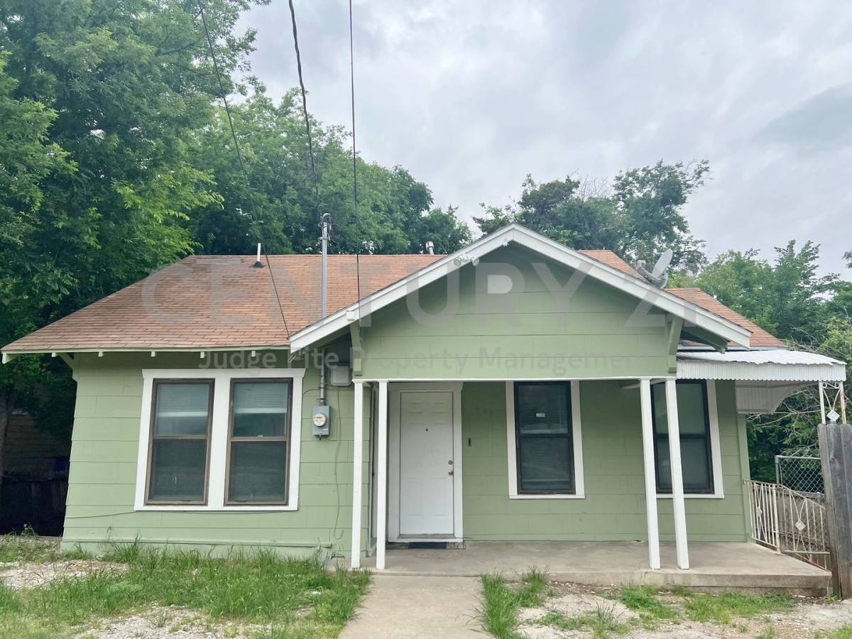House for rent at 607 Woodbine Ave, Dallas, TX 75203