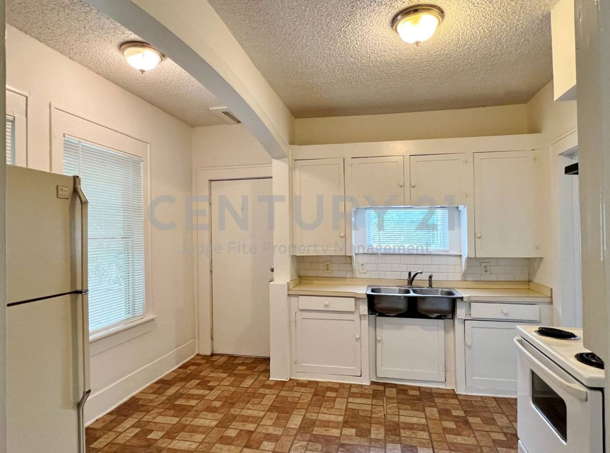 House for rent at 607 Woodbine Ave, Dallas, TX 75203