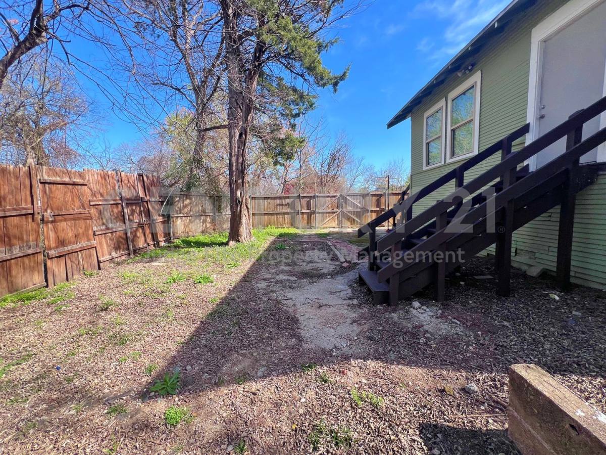 House for rent at 607 Woodbine Ave, Dallas, TX 75203