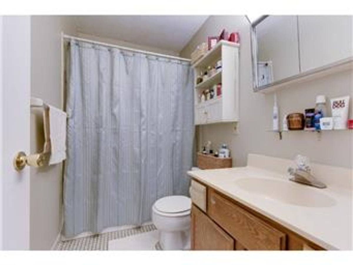 Townhouse for rent at 427 8th Ave SE, Minneapolis, MN 55414