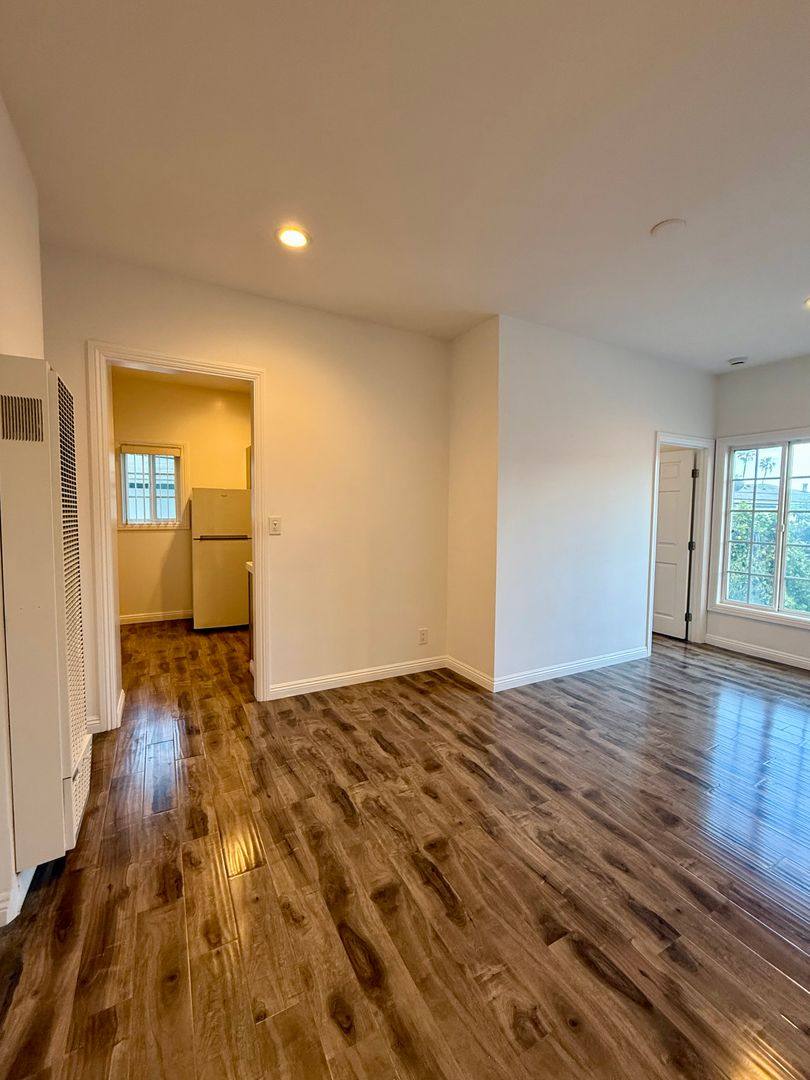Apartment for rent at 1534 Winona Blvd, Los Angeles, CA 90027