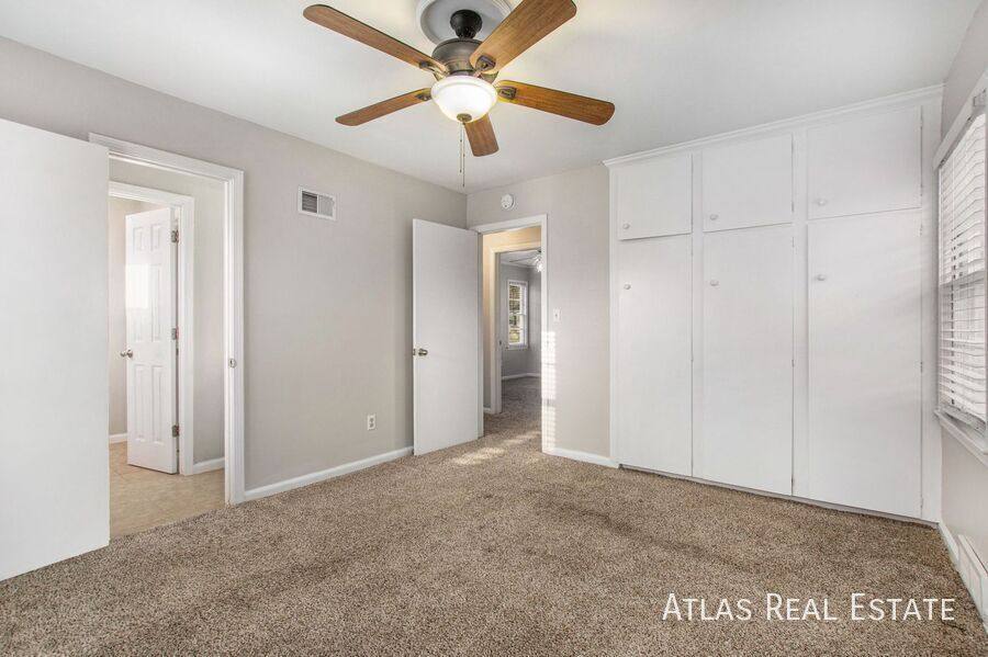 House for rent at 8036 Reinhardt Lane, Prairie Village, KS 66208