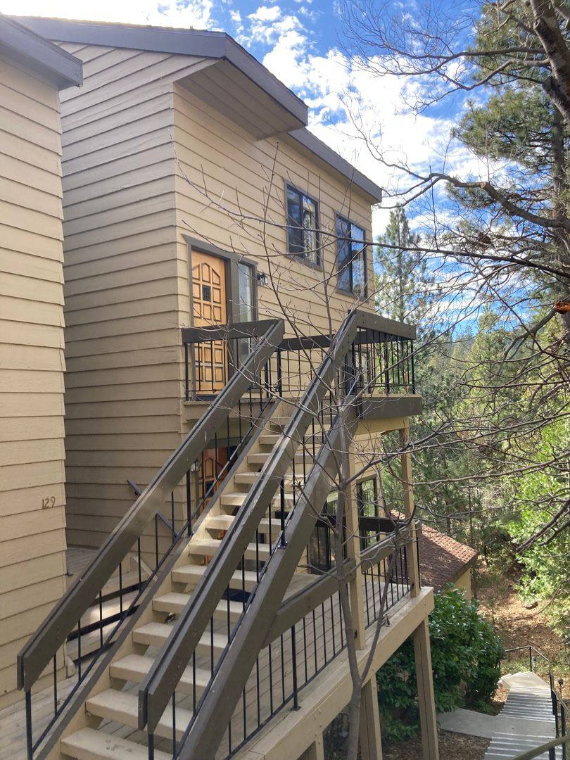 27657 Peninsula Dr, Lake Arrowhead, CA 92352