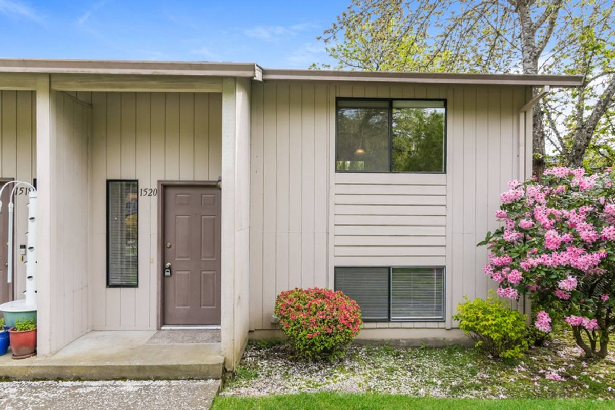 Townhouse for rent at 1508-1520 SW Dewitt St, Portland, OR 97239