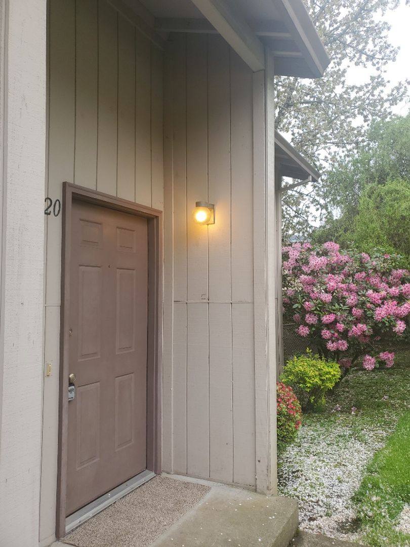 Townhouse for rent at 1508-1520 SW Dewitt St, Portland, OR 97239