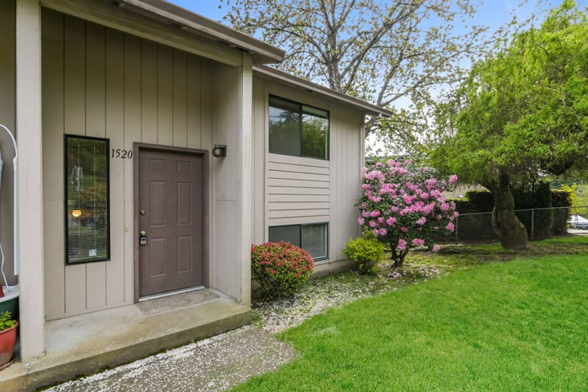 Townhouse for rent at 1508-1520 SW Dewitt St, Portland, OR 97239