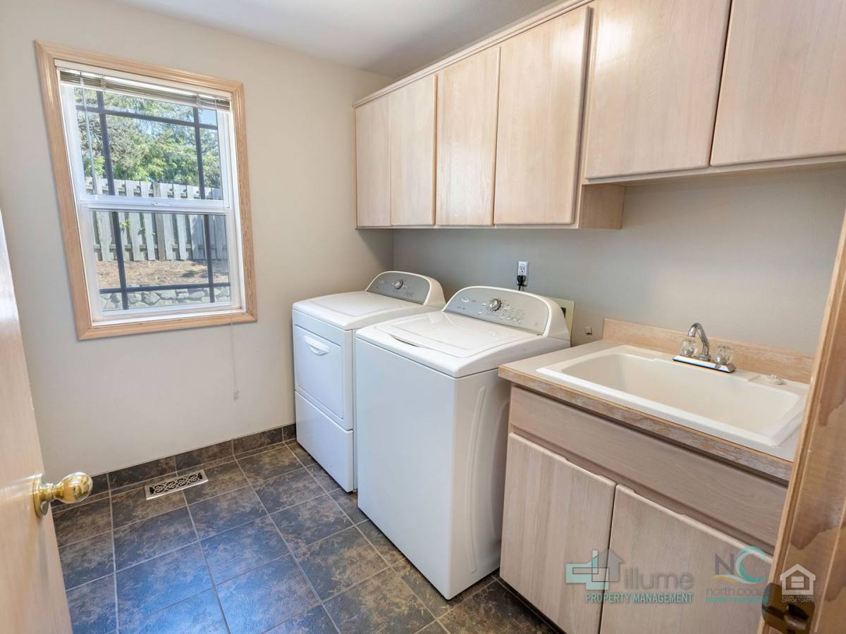 House for rent at 1627 8th Ave, Hammond, OR 97121