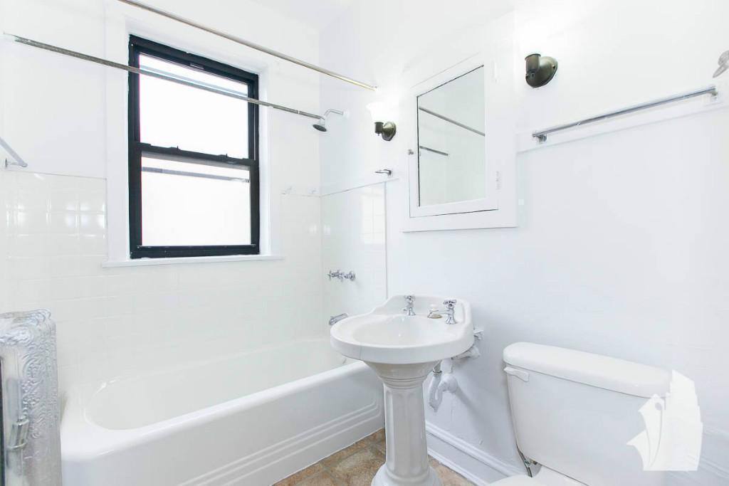 Apartment for rent at 2426 N Sawyer Ave #1W, Chicago, IL 60647