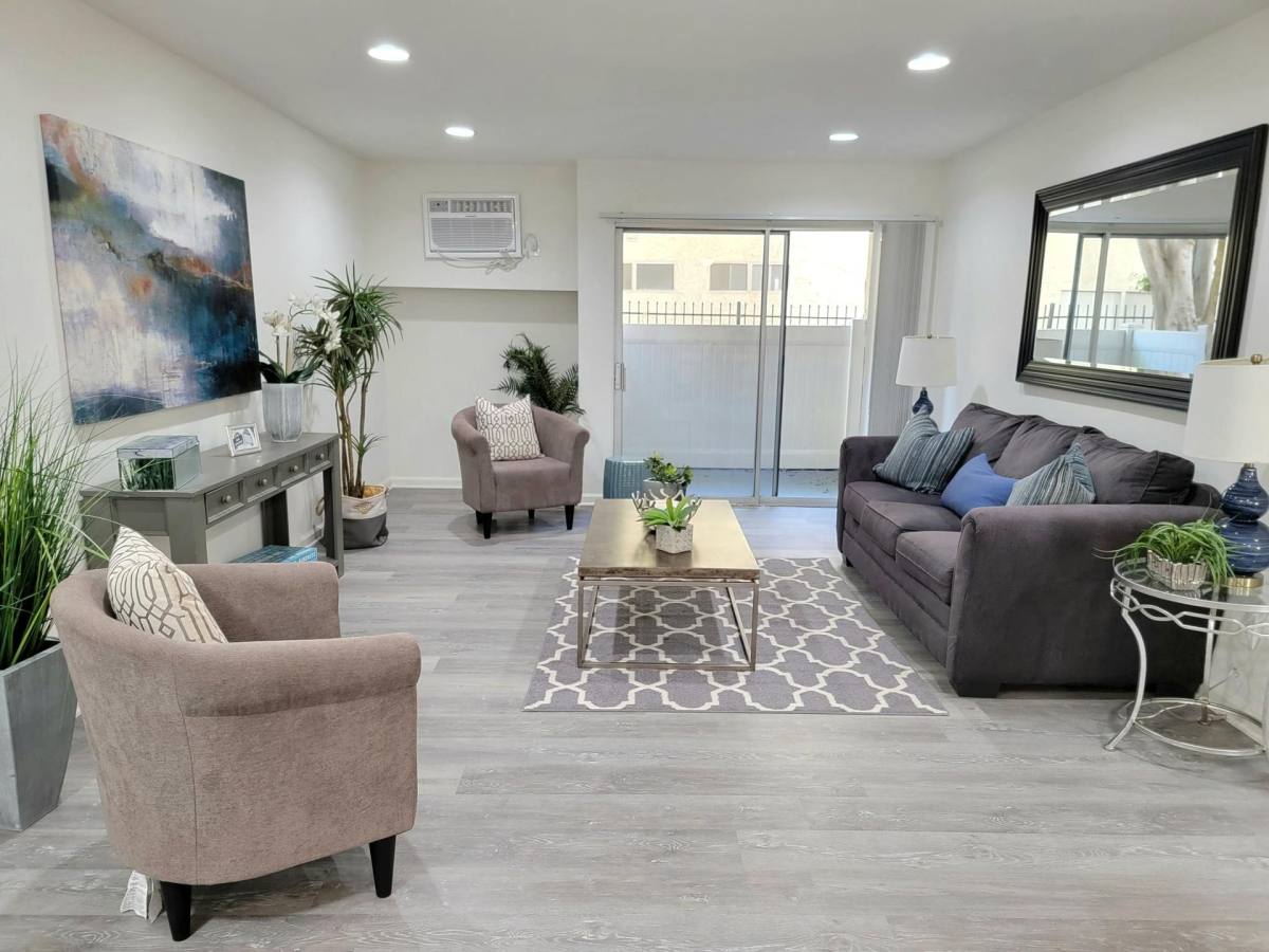 Apartment for rent at 18339-18347 Collins St, Tarzana, CA 91356