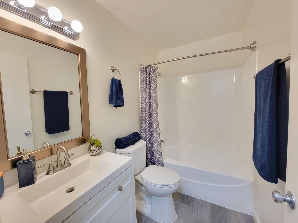 Apartment for rent at 18339-18347 Collins St, Tarzana, CA 91356