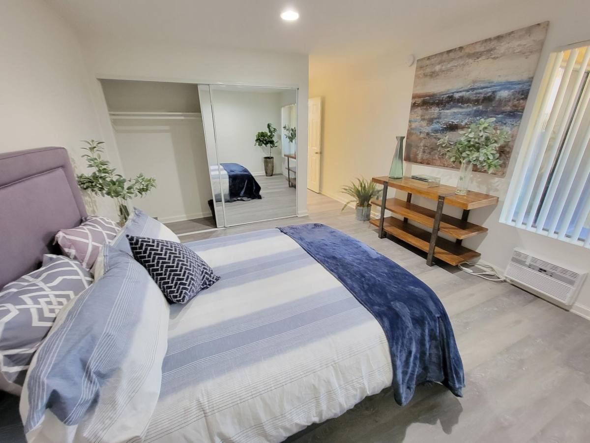 Apartment for rent at 18339-18347 Collins St, Tarzana, CA 91356