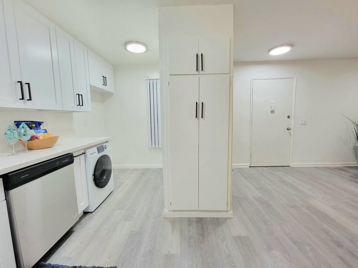 Apartment for rent at 18339-18347 Collins St, Tarzana, CA 91356