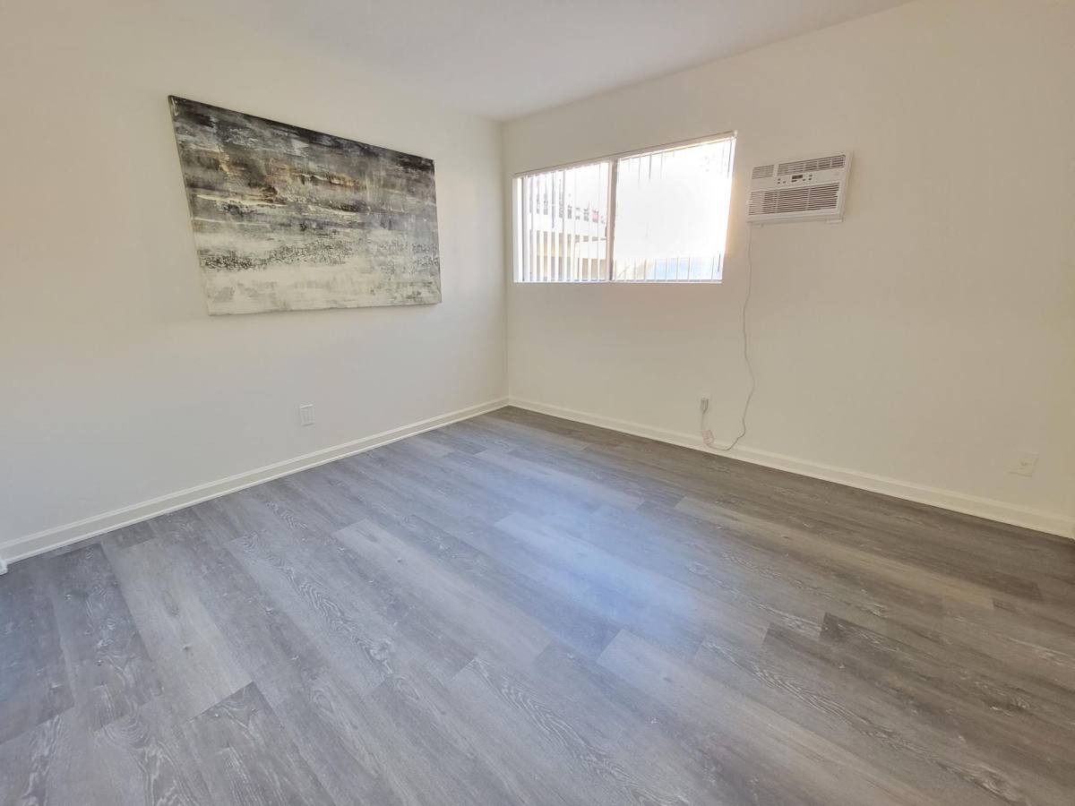Apartment for rent at 18339-18347 Collins St, Tarzana, CA 91356